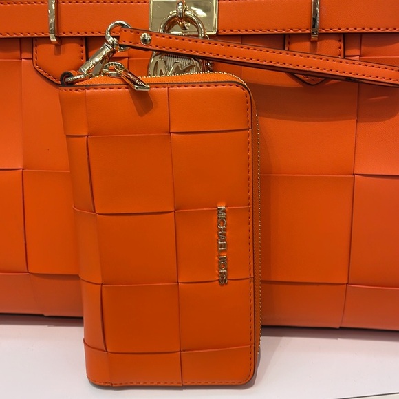 MICHAEL KORS LARGE FLAT MULTIFUNCTION PHONE CASE WALLET WRISTLET
POPPY
NWT - Picture 7 of 16